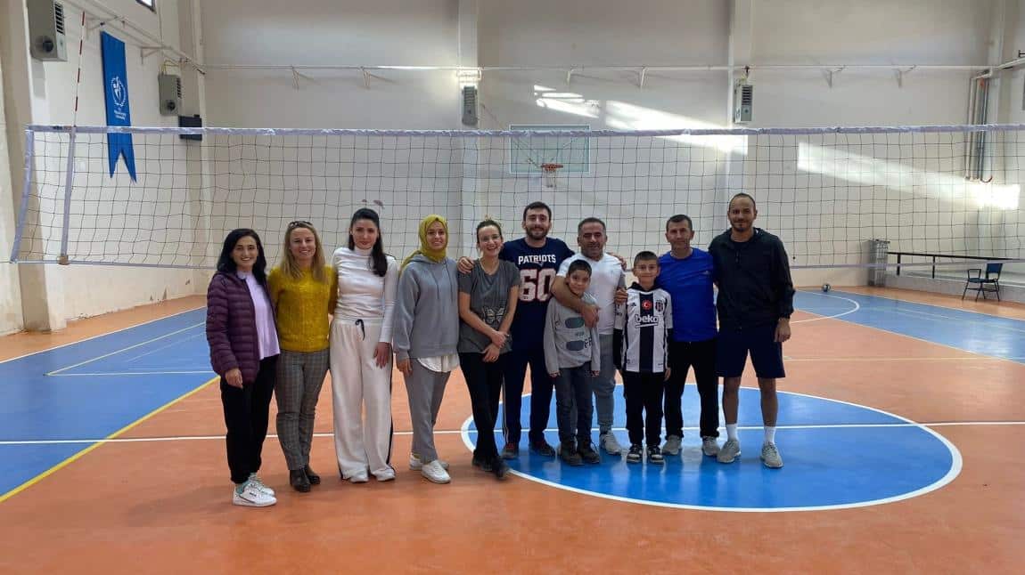  Gelenek bozulmadı yine Okullar Arası Öğretmenler Voleybol Turnuvasında Birinci Olduk.